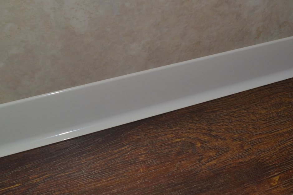 Плинтус Рехау 118