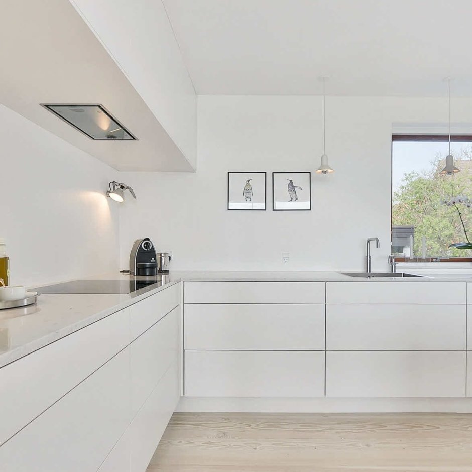 Угловая кухня без верхних шкафов