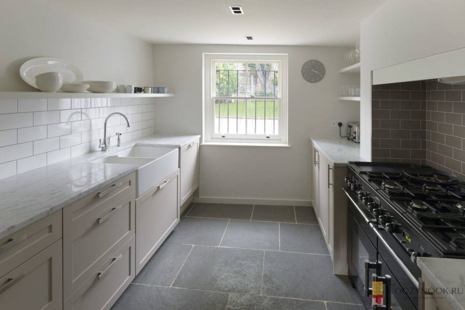 Кухня с открытыми верхними полками