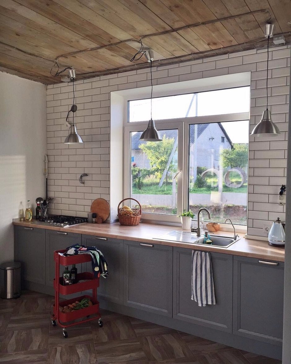 Кухня лофт с деревянной столешницей