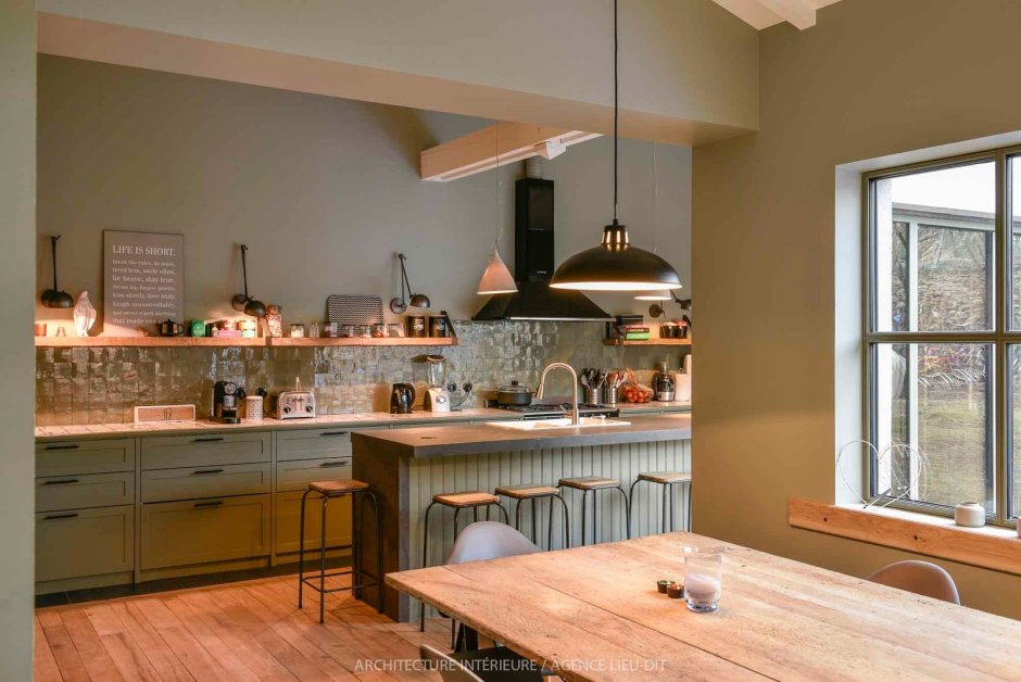 Кухня без навесных шкафов классика стиль