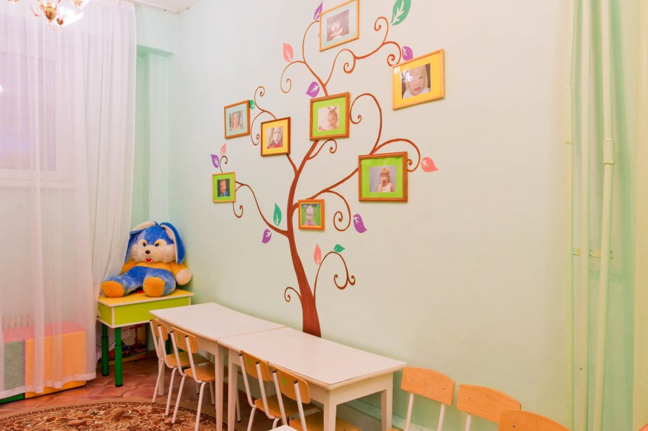 Дерево в интерьере детского сада