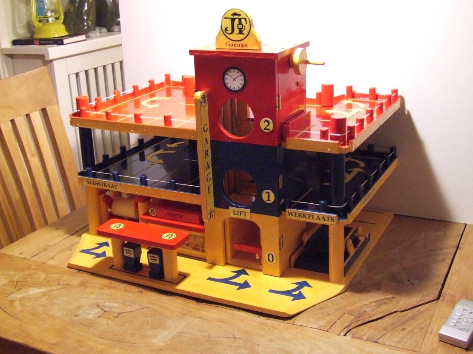 Домик для машинок игрушечный