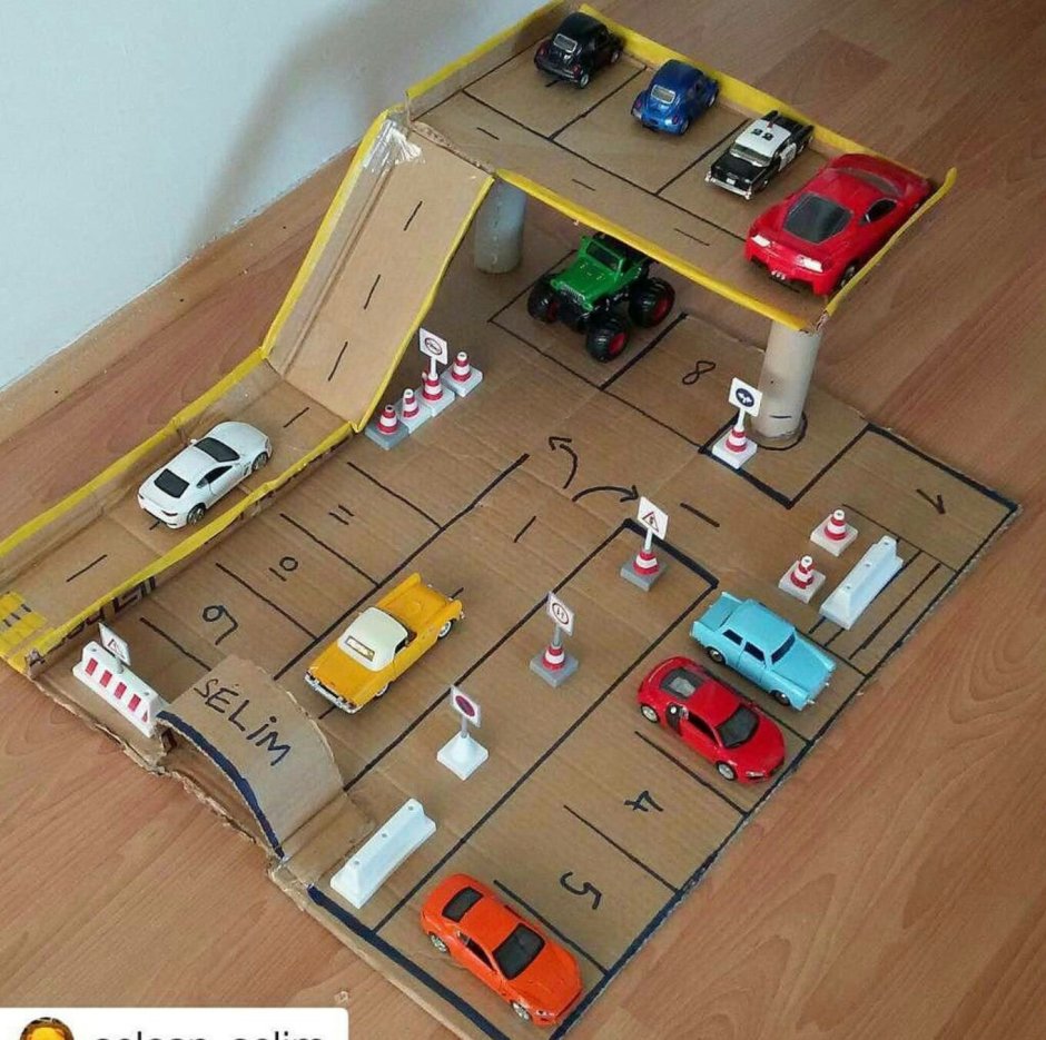 Гараж из картона для машинок