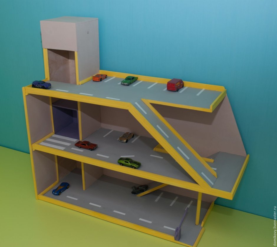 Гараж из картона для машинок