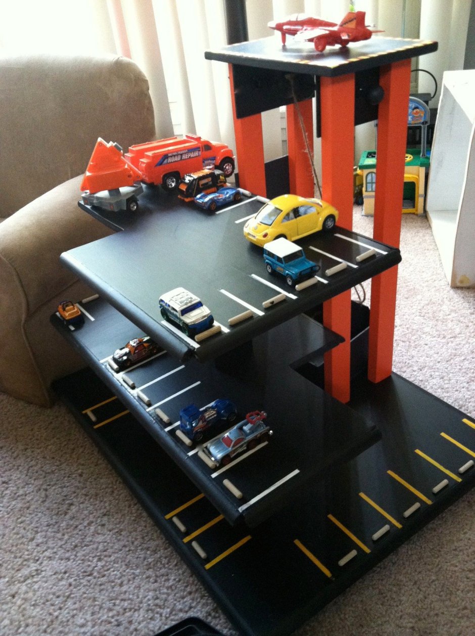 Гараж из картона для машинок