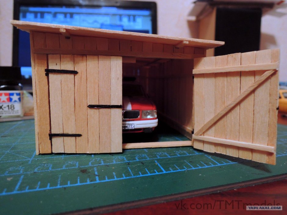 Деревянный гараж для машин