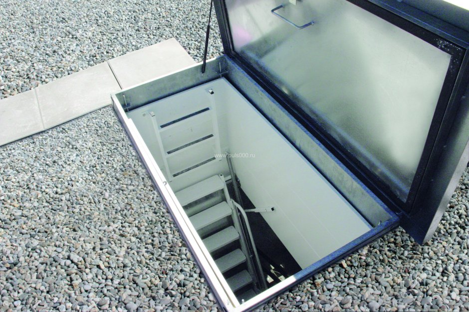 Люк в подвал с лестницей