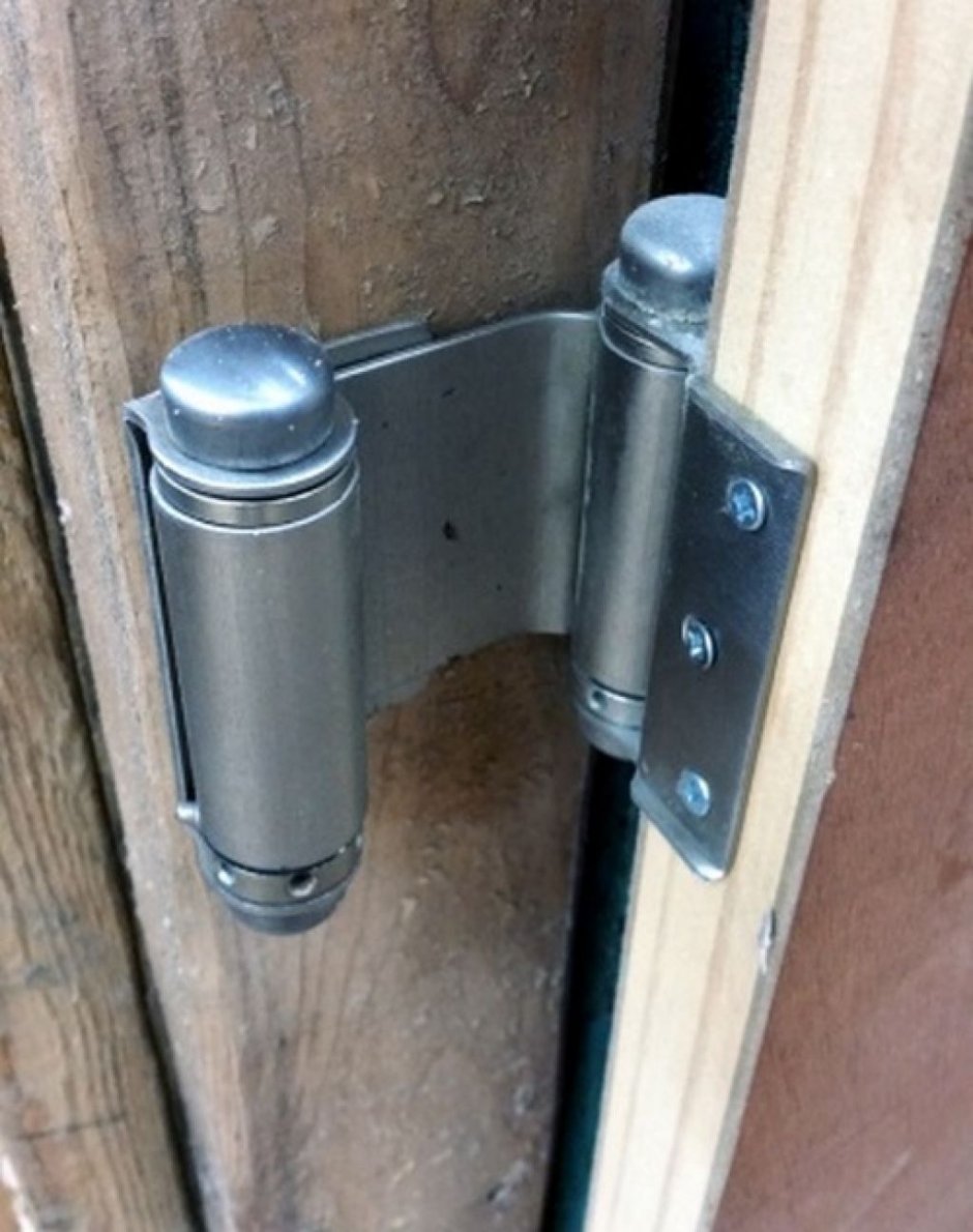 Деревянная дверь в избу