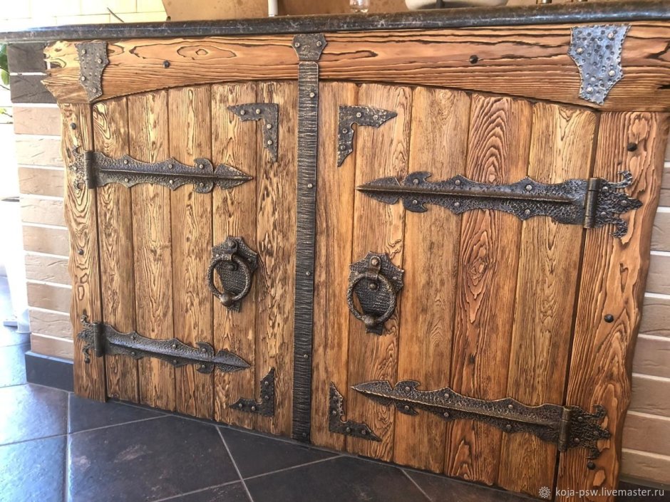 Декоративные двери из дерева