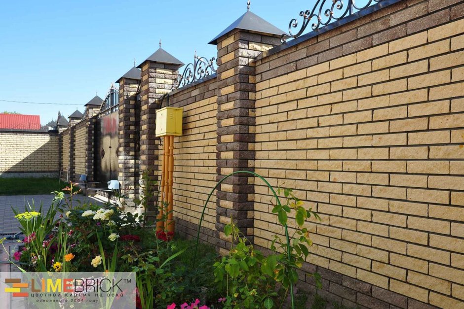 Красивый забор из желтого кирпича