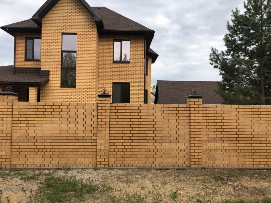Кирпичный забор