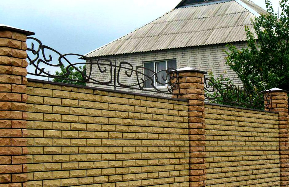 Забор из желтого кирпича с ковкой