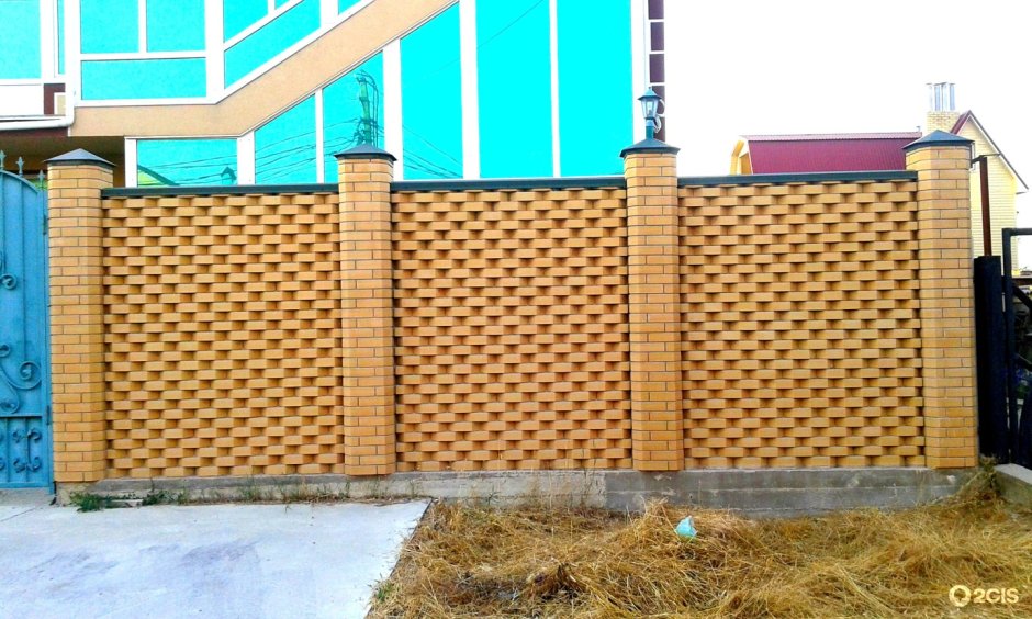 Забор из желтого кирпича