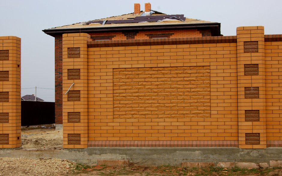 Красивый забор из желтого кирпича