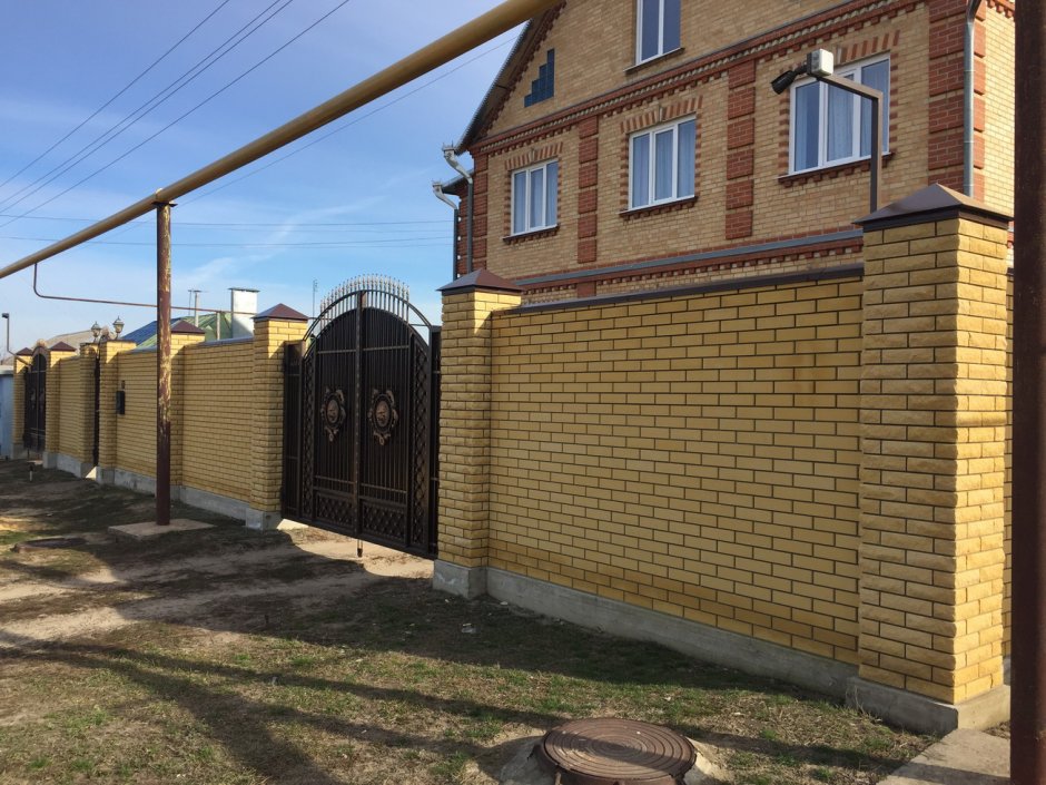 Заборы из кирпича для частного дома