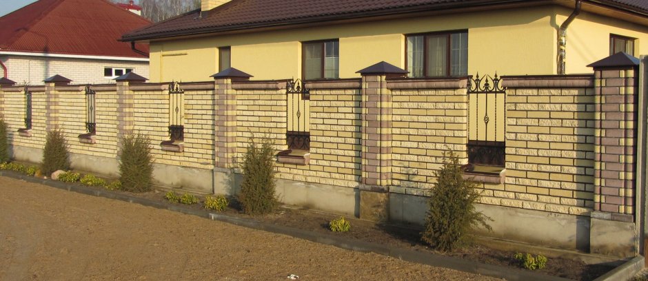 Забор из кирпича темный и светлый