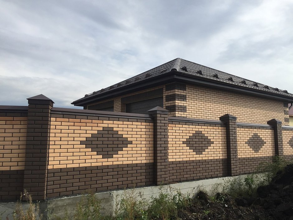 Забор из кирпича Ликолор