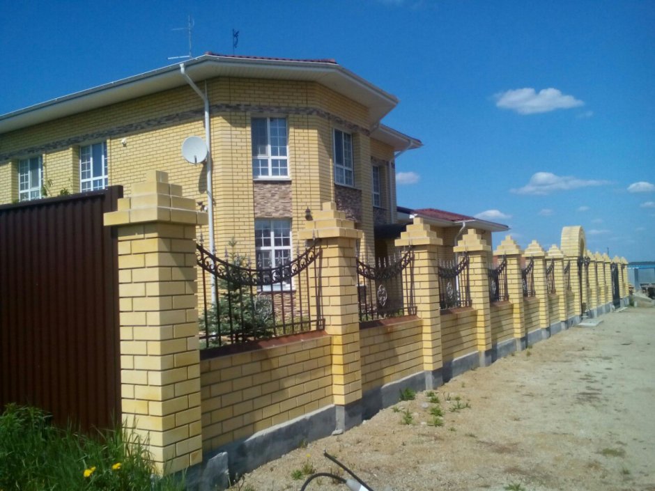 Забор из кирпича Литос