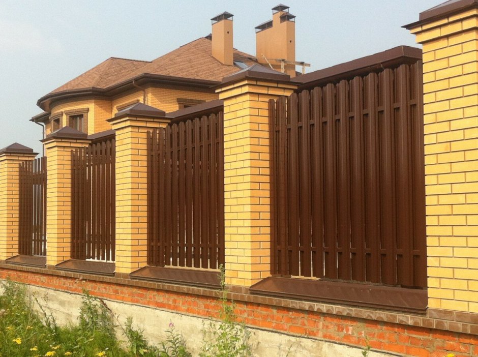 Забор из желтого и коричневого кирпича