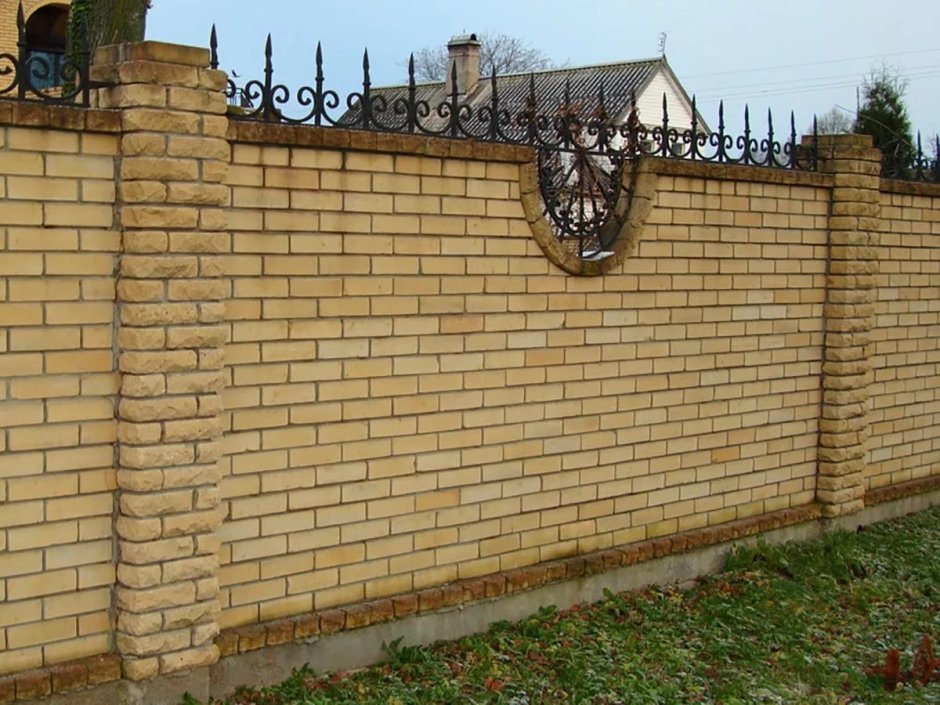 Забор из кирпича