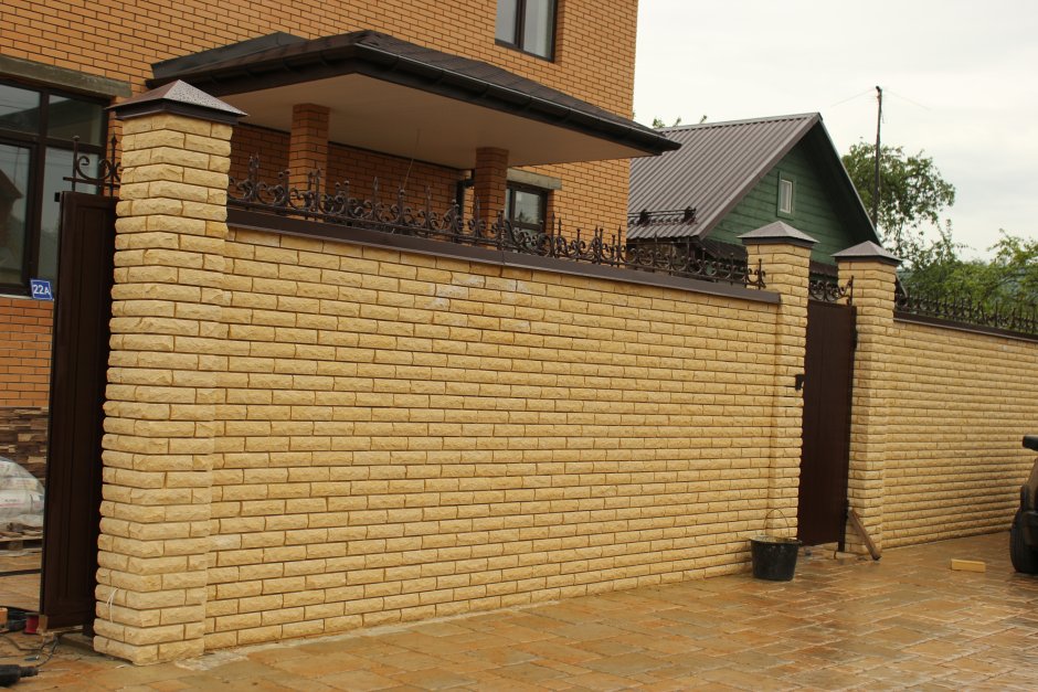 Забор из кирпича