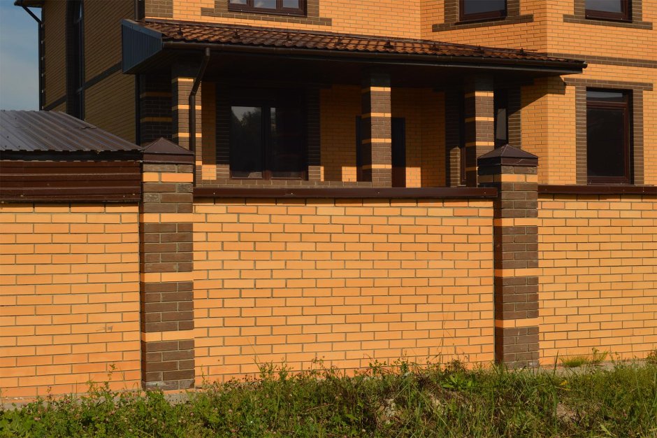 Красивые кирпичные заборы