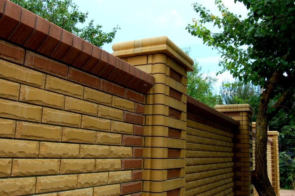 Красивый забор из желтого кирпича