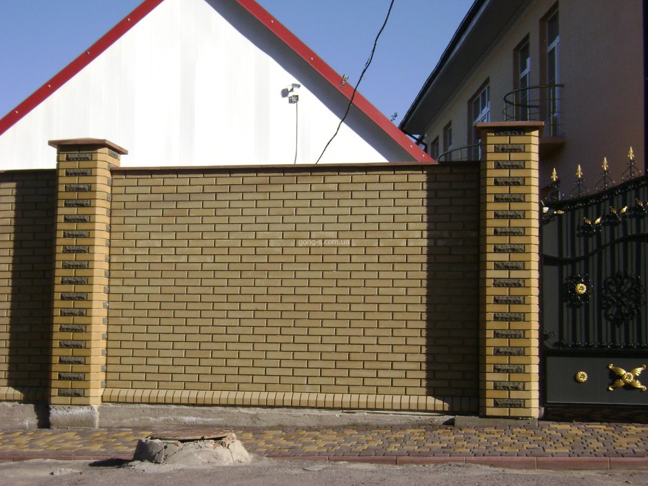 Красивый забор из желтого кирпича