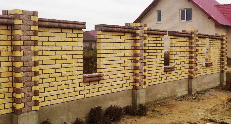 Забор из кирпича и профнастила