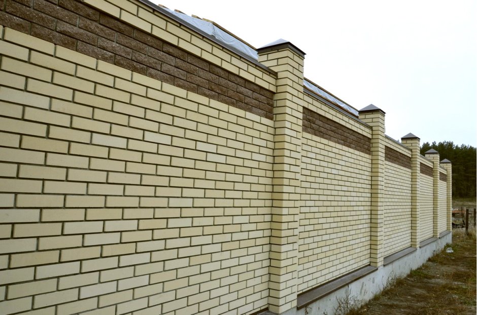 Забор из желтого кирпича