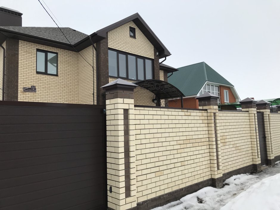 Забор из желтого и коричневого кирпича