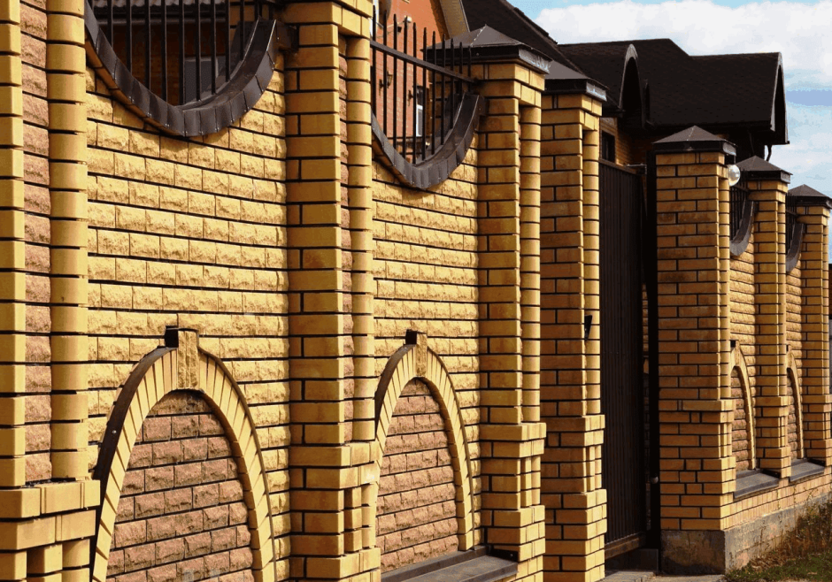 Забор из кирпича