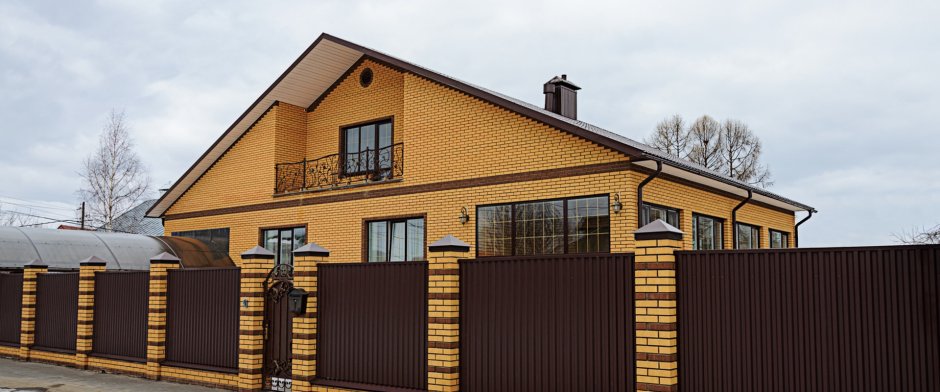 Забор из желтого кирпича