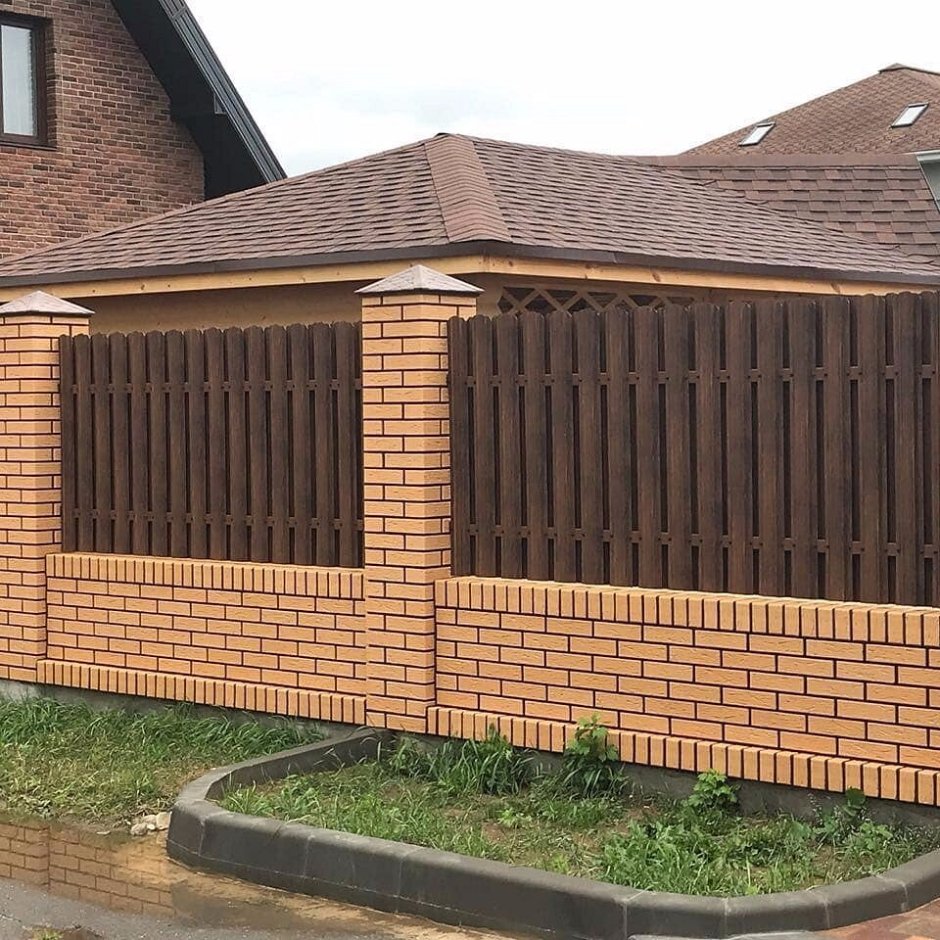 Забор из желтого кирпича