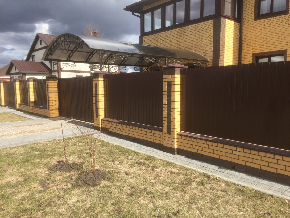 Красивые кирпичные заборы