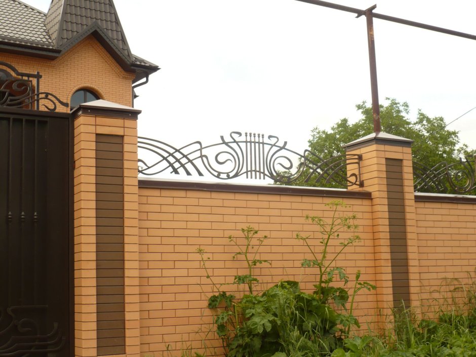 Красивые кирпичные заборы