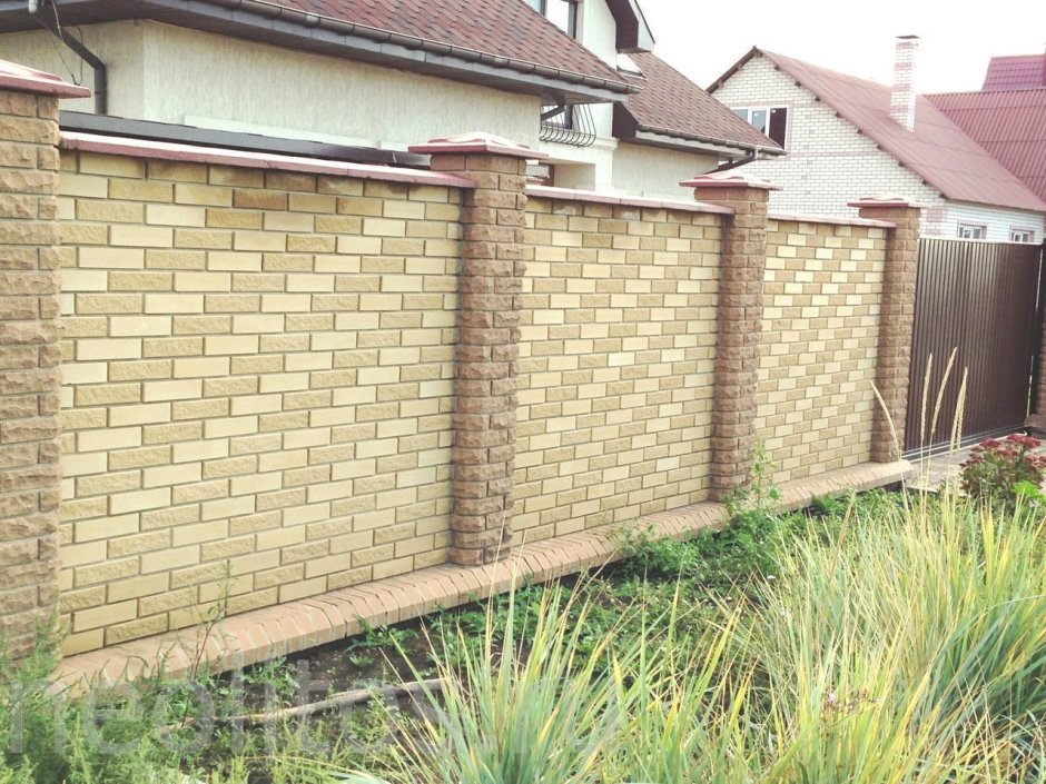 Кирпичный забор
