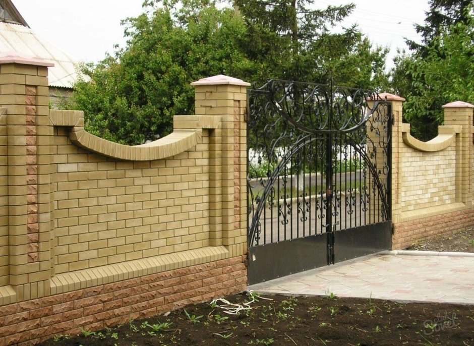 Забор из кирпича и штакетника