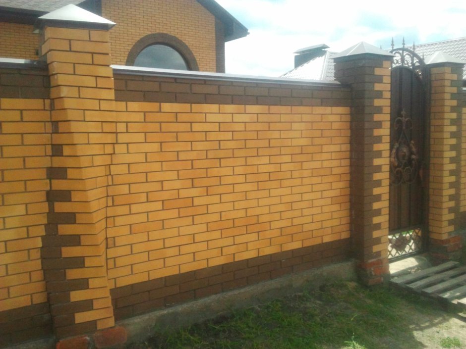 Коварный забор с корпичными столбами