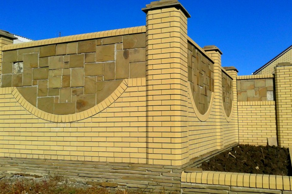 Забор из кирпича Литос