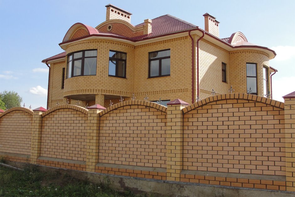 Кирпичный забор с ковкой