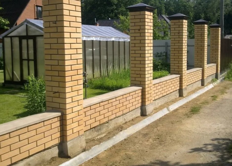 Заборы из желтого кирпича для частного дома с ковкой