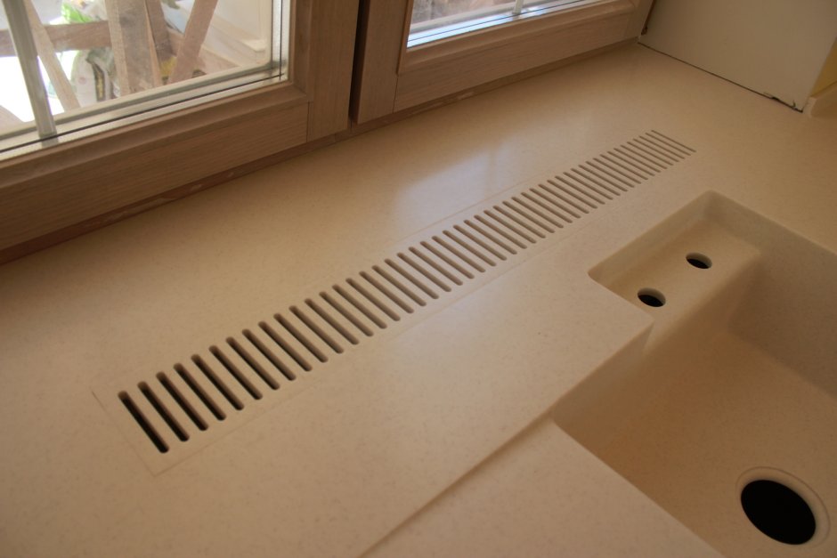 Прорези в столешнице для радиатора