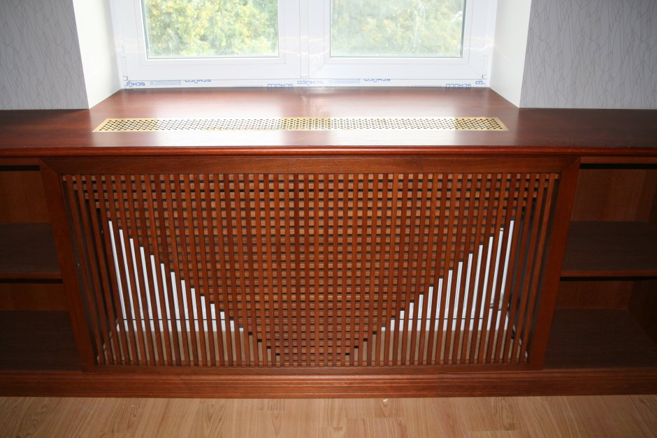 Подоконник деревянный с решеткой для радиатора