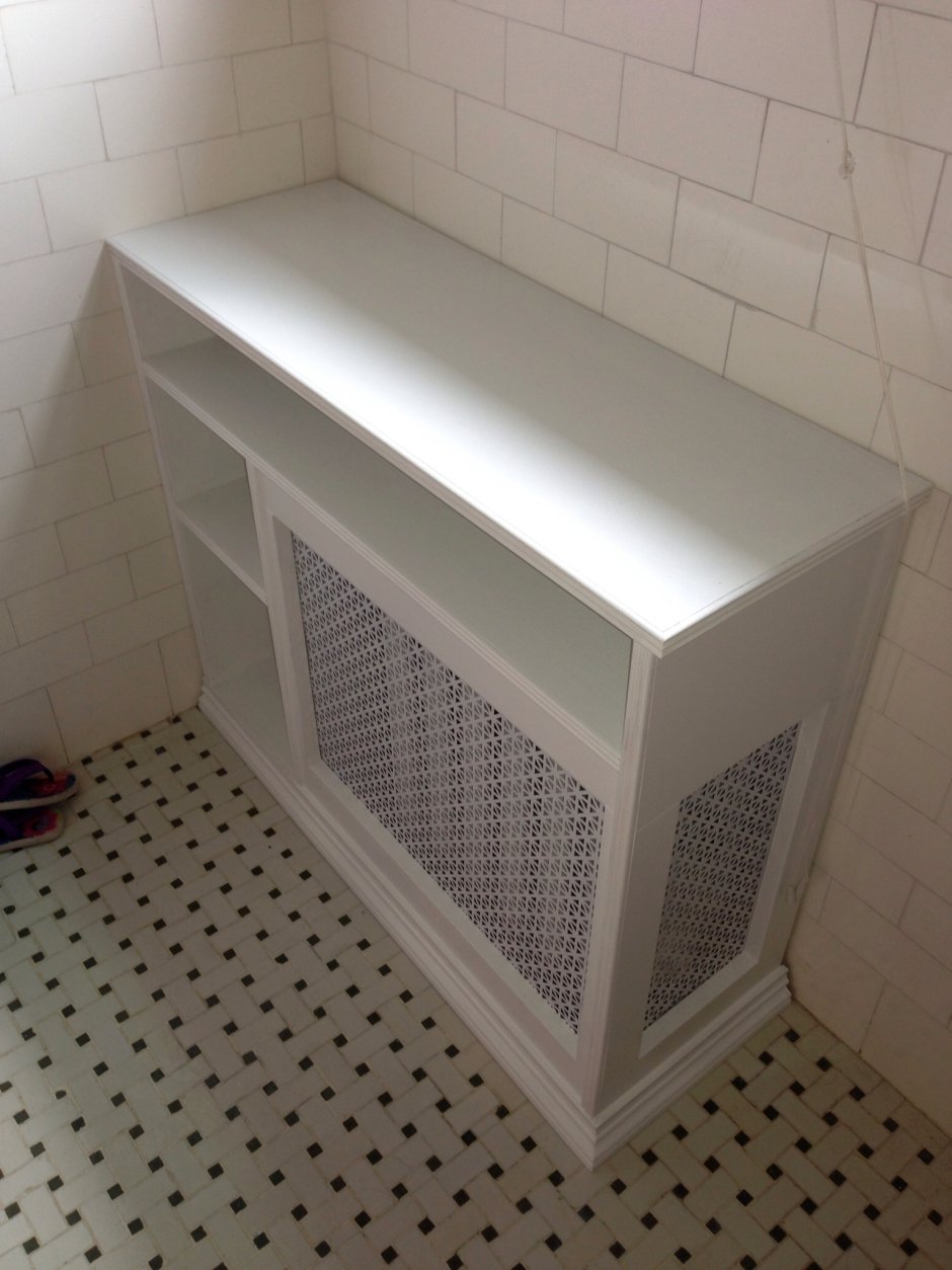 Экран для батареи с полками