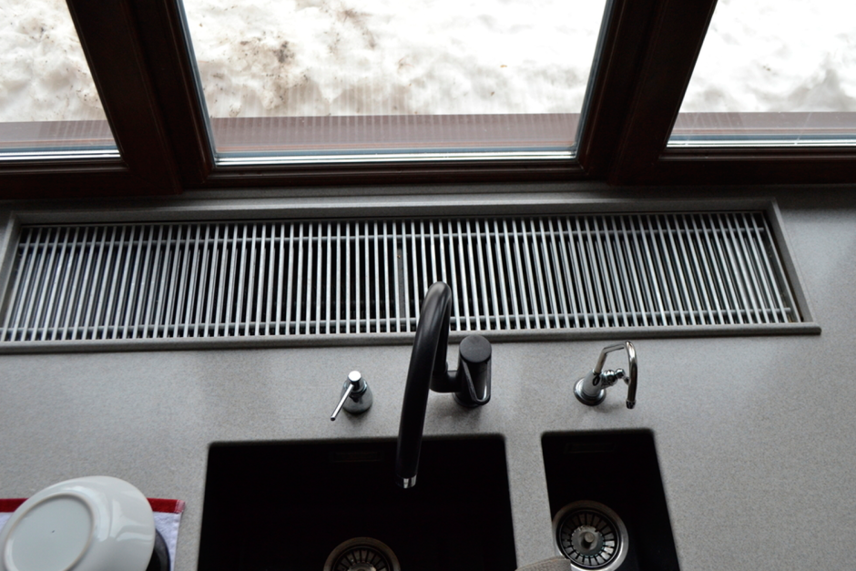 Внутрипольный конвектор в подоконнике