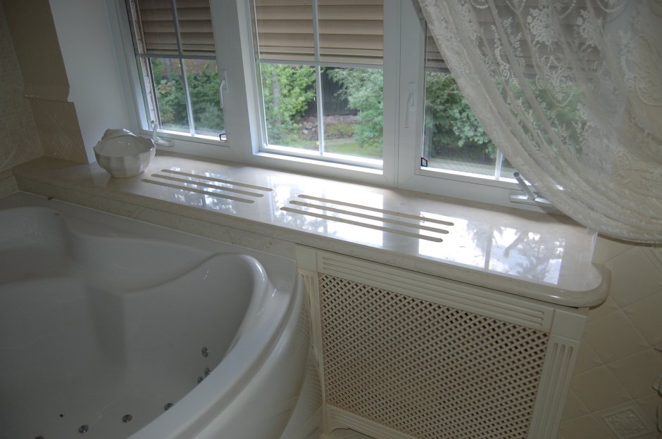 Батарея в ванной под окном