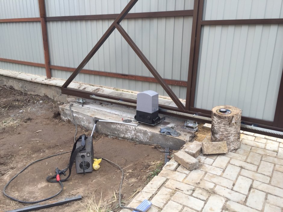 Площадка под привод откатных ворот Алютех