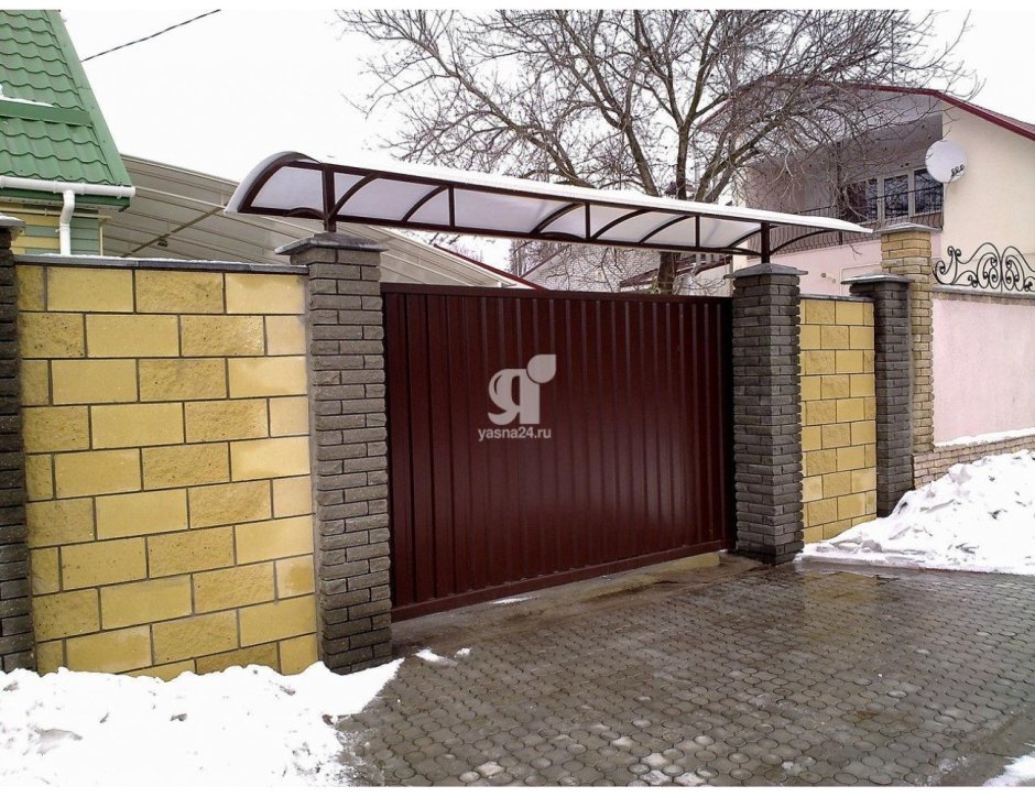 Навес над воротами